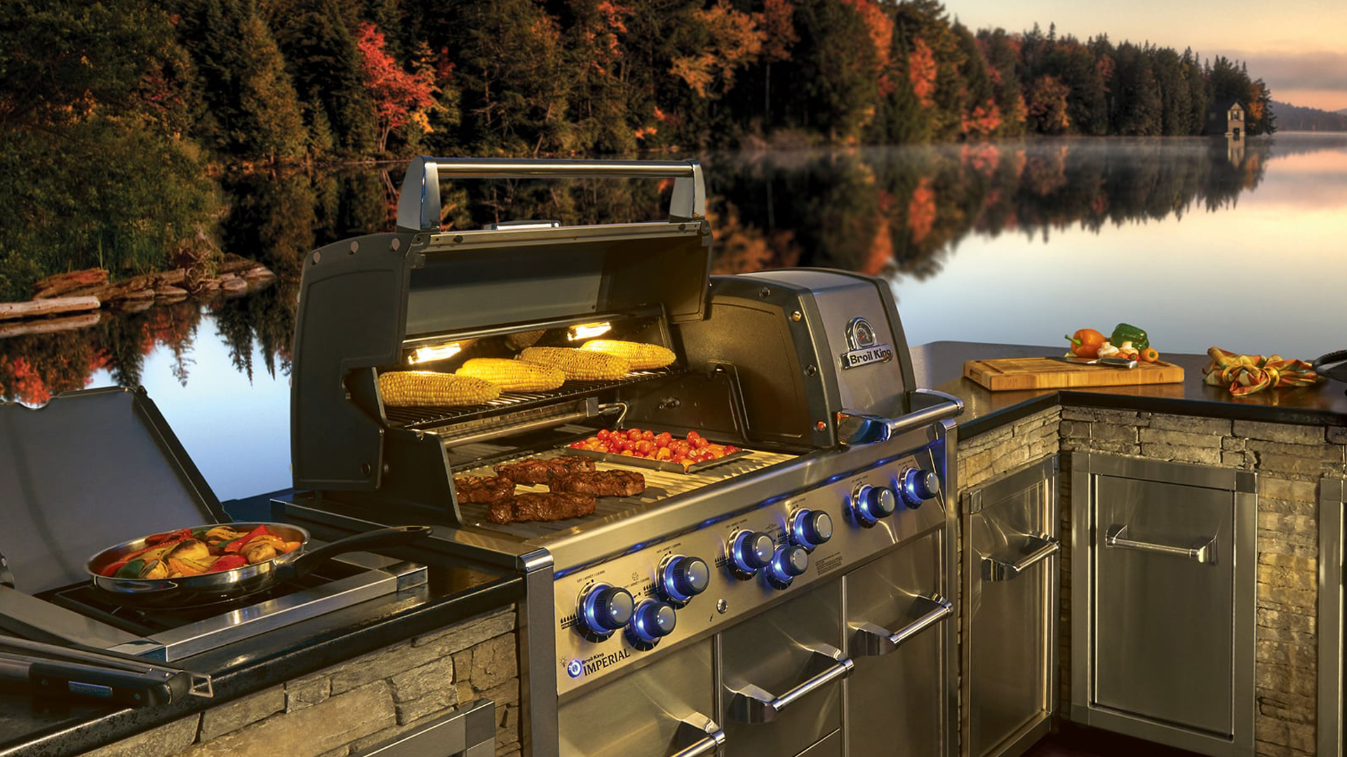 BBQ υγραερίου σε κήπο με ανοξείδωτη κατασκευή και πολλαπλούς καυστήρες