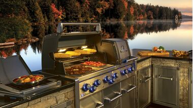 BBQ υγραερίου σε κήπο με ανοξείδωτη κατασκευή και πολλαπλούς καυστήρες